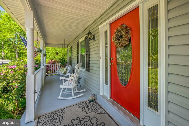 property entrance featuring a porch