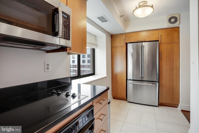 900 Stafford St N Unit 2222, Arlington, VA 22203 - kitchen with baseboards, visible vents, stainless steel appliances, and dark countertops