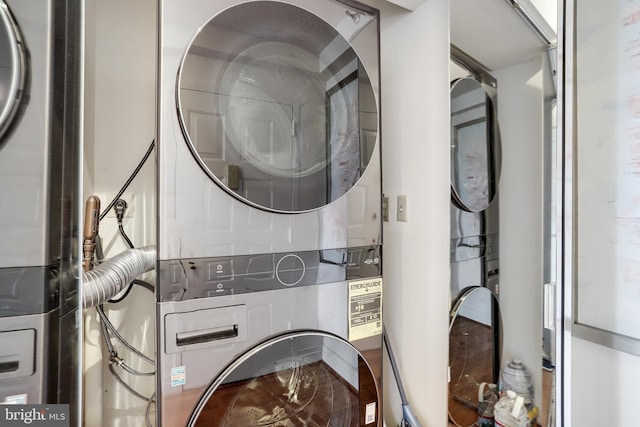 900 Stafford St N Unit 2222, Arlington, VA 22203 - laundry area featuring stacked washer and clothes dryer and laundry area