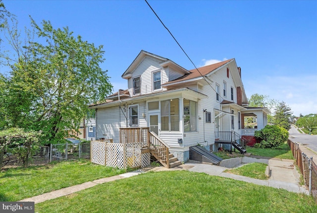 view of front of home featuring fence and a front lawn