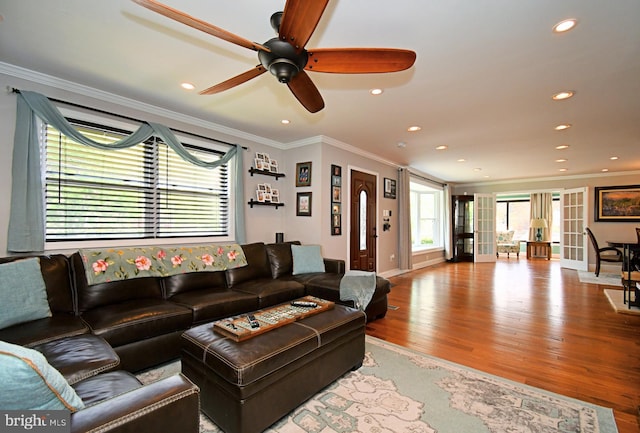 living room featuring recessed lighting, ceiling fan, crown molding, baseboards, and wood finished floors