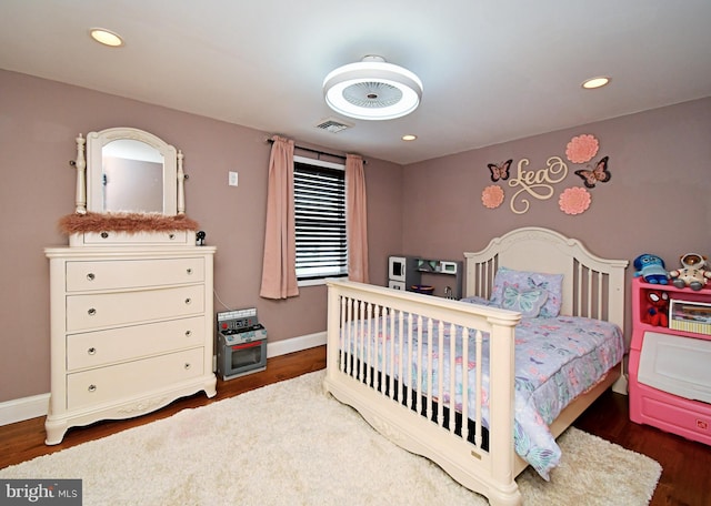 bedroom featuring wood finished floors, visible vents, recessed lighting, and baseboards