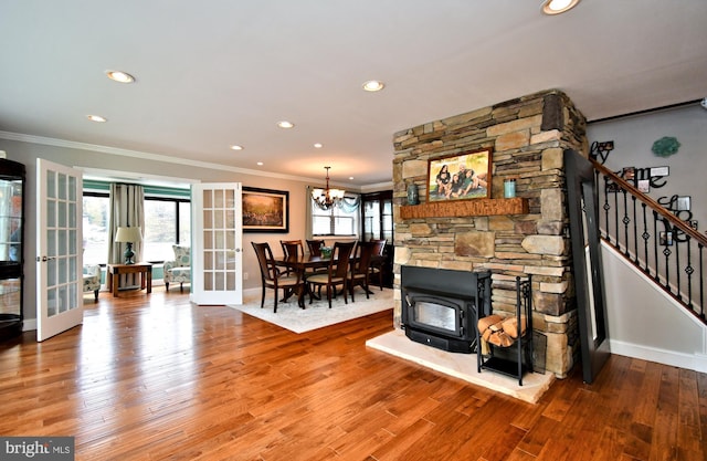 living room with plenty of natural light, crown molding, and baseboards