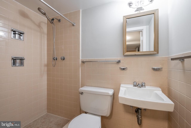 403 Thomas St, Alexandria, VA 22302 - full bath with a sink, wainscoting, a tile shower, and toilet