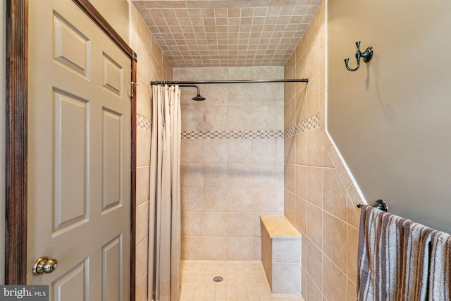bathroom featuring tiled shower