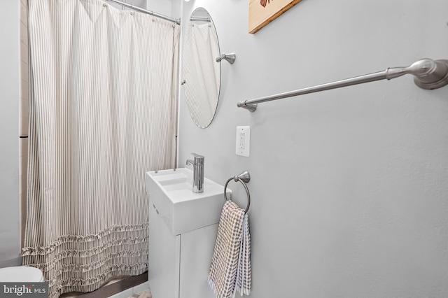 full bath with vanity, toilet, and a shower with shower curtain