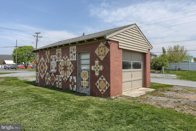 view of outdoor structure with an outbuilding and driveway