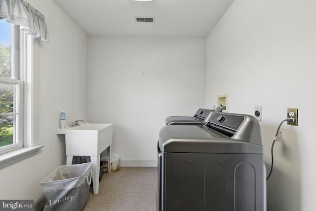washroom featuring independent washer and dryer, carpet flooring, laundry area, baseboards, and visible vents