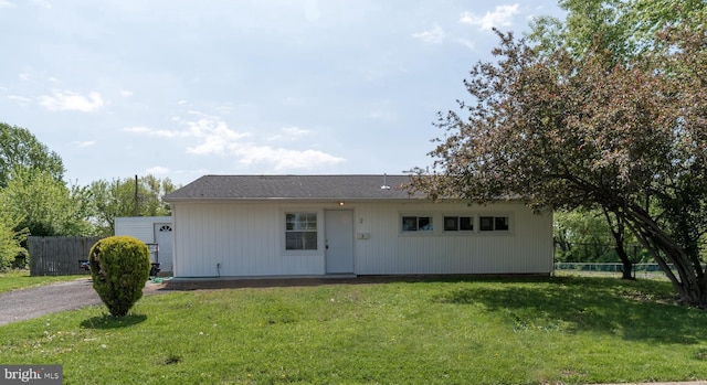 2 Edgewood Ln, Levittown, PA 19054 - view of front of home featuring fence and a front lawn
