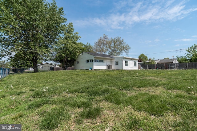2 Edgewood Ln, Levittown, PA 19054 - view of yard with fence
