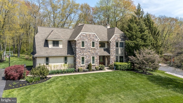 view of front of home with stucco siding, a front lawn, and stone siding