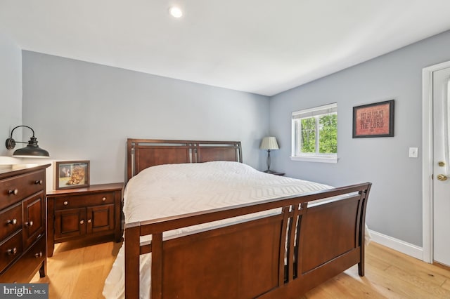 bedroom featuring light wood-style floors, baseboards, and recessed lighting
