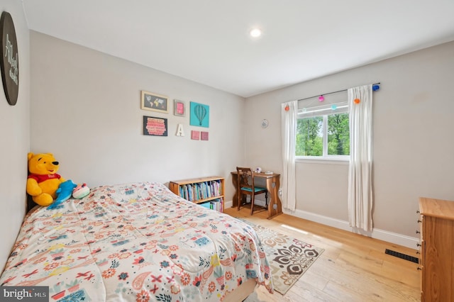 bedroom featuring visible vents, wood finished floors, baseboards, and recessed lighting