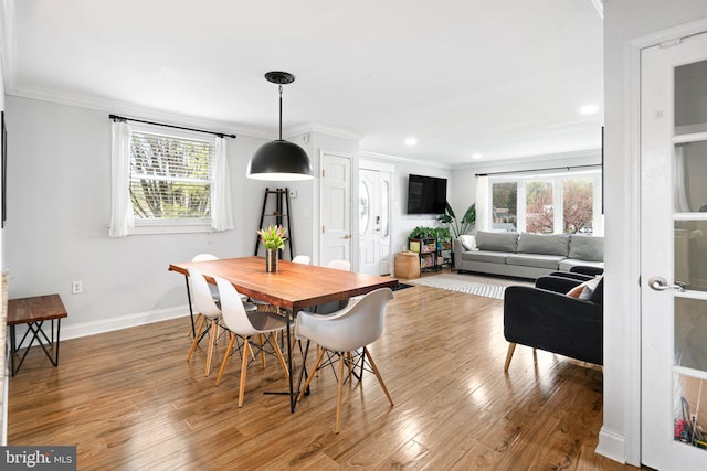 dining room featuring crown molding, recessed lighting, baseboards, and wood finished floors