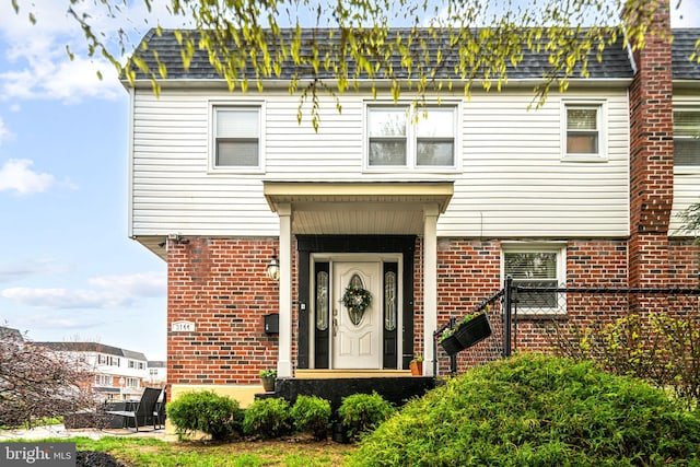 view of front facade featuring brick siding