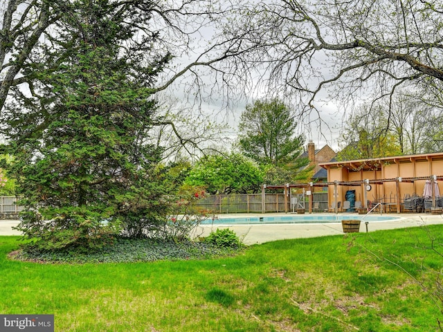 view of yard featuring fence and a fenced in pool