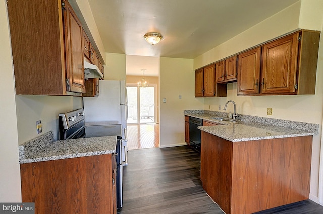 kitchen featuring stainless steel electric range oven, a sink, a chandelier, dark wood-type flooring, and brown cabinetry