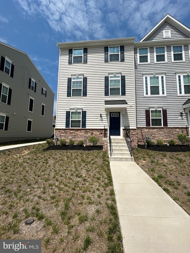 multi unit property featuring stone siding