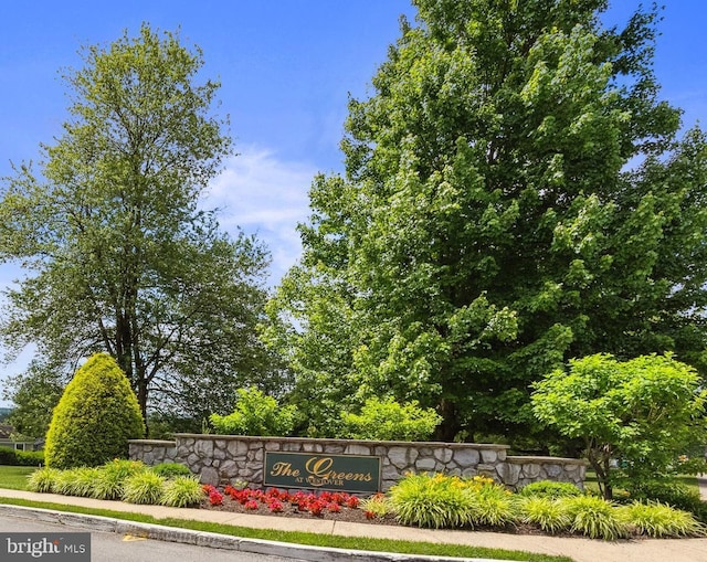 view of community / neighborhood sign