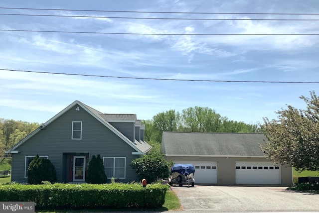 view of front of property with driveway