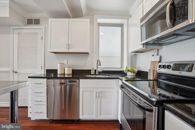 kitchen featuring visible vents, a sink, appliances with stainless steel finishes, and dark wood-style floors