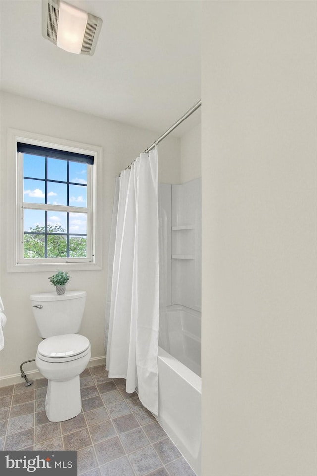 full bathroom with visible vents, baseboards, shower / bath combination with curtain, and toilet