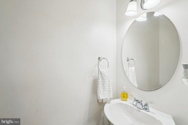 bathroom featuring a sink