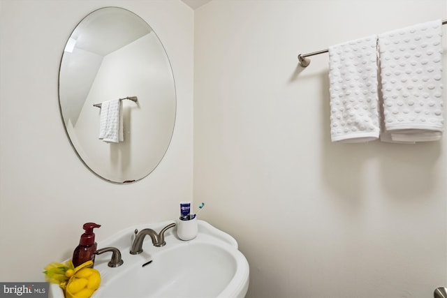 bathroom featuring a sink