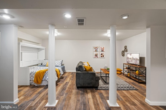 living area featuring recessed lighting, baseboards, visible vents, and wood finished floors
