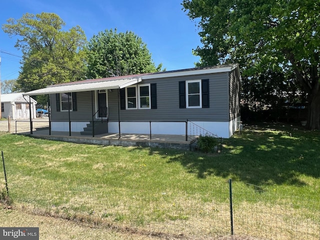 manufactured / mobile home with fence and a front lawn
