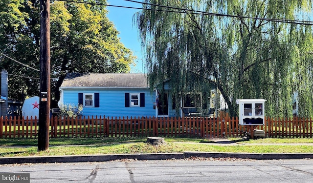 view of front facade with a fenced front yard