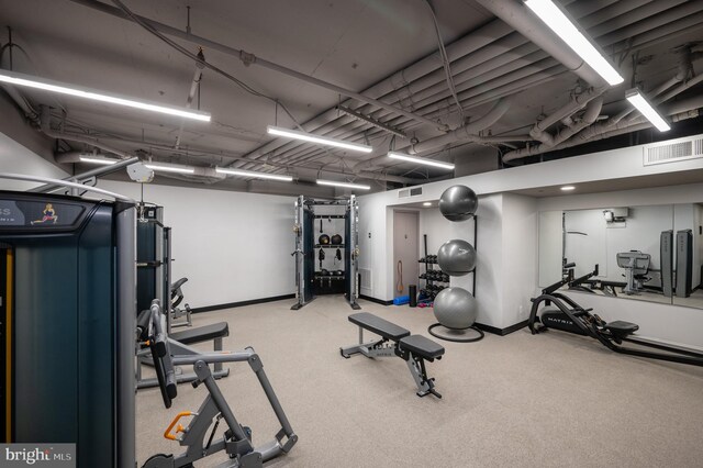exercise room with carpet, visible vents, and baseboards