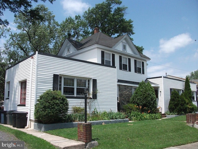 view of front of property featuring a front yard