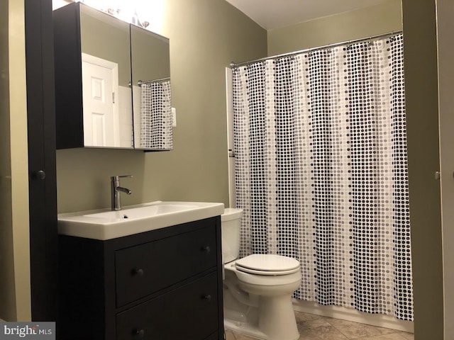 5814 Royal Ridge Dr Unit Q, Springfield, VA 22152 - full bathroom featuring toilet, vanity, and a shower with curtain
