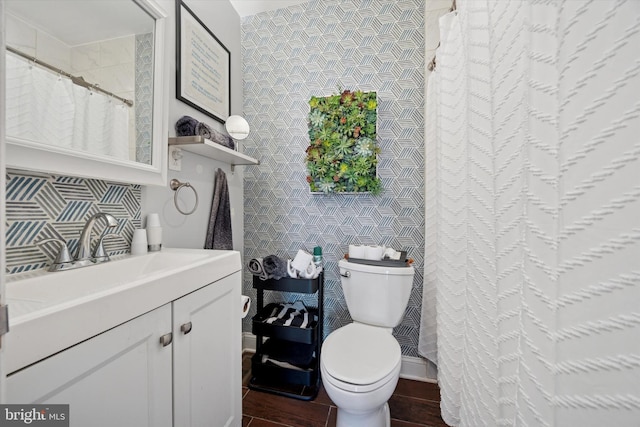 bathroom featuring a shower with shower curtain, toilet, and vanity