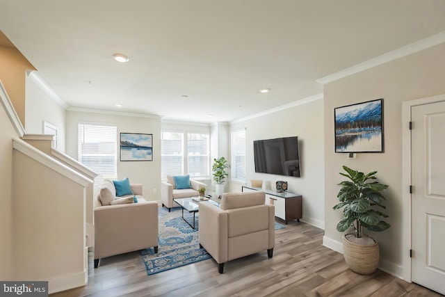 living area featuring crown molding, recessed lighting, baseboards, and light wood-type flooring