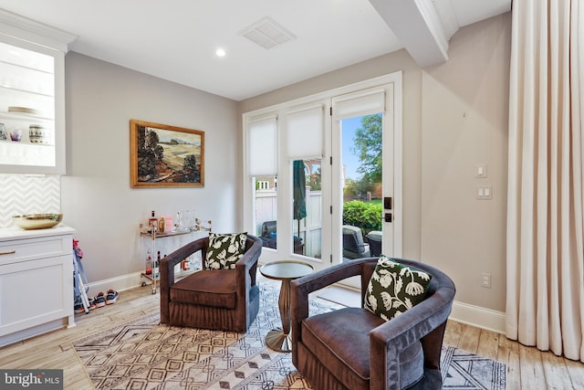 living area with light wood-style floors, baseboards, and recessed lighting
