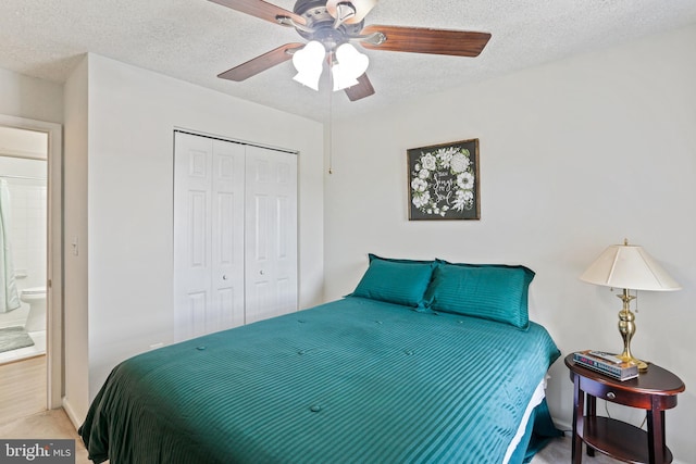 bedroom with ceiling fan, a textured ceiling, and a closet