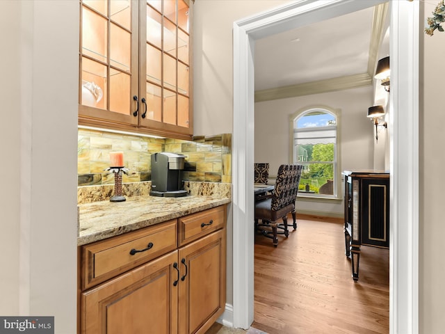 6 Jarretts Ct, Reisterstown, MD 21136 - bar area with light wood-type flooring, tasteful backsplash, and crown molding