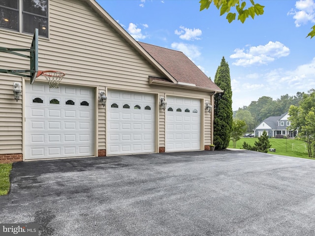 6 Jarretts Ct, Reisterstown, MD 21136 - garage with asphalt driveway