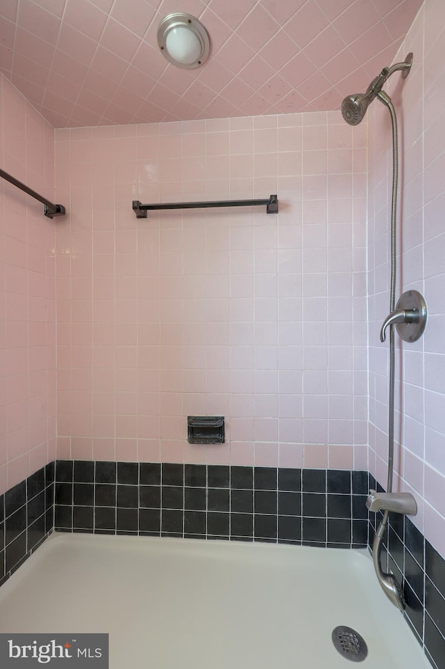 full bath featuring tiled shower