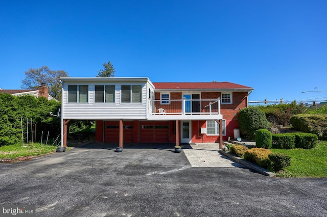 view of front of property featuring a garage and driveway