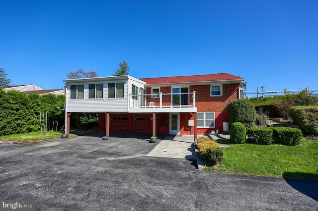 view of front of property featuring an attached garage and driveway