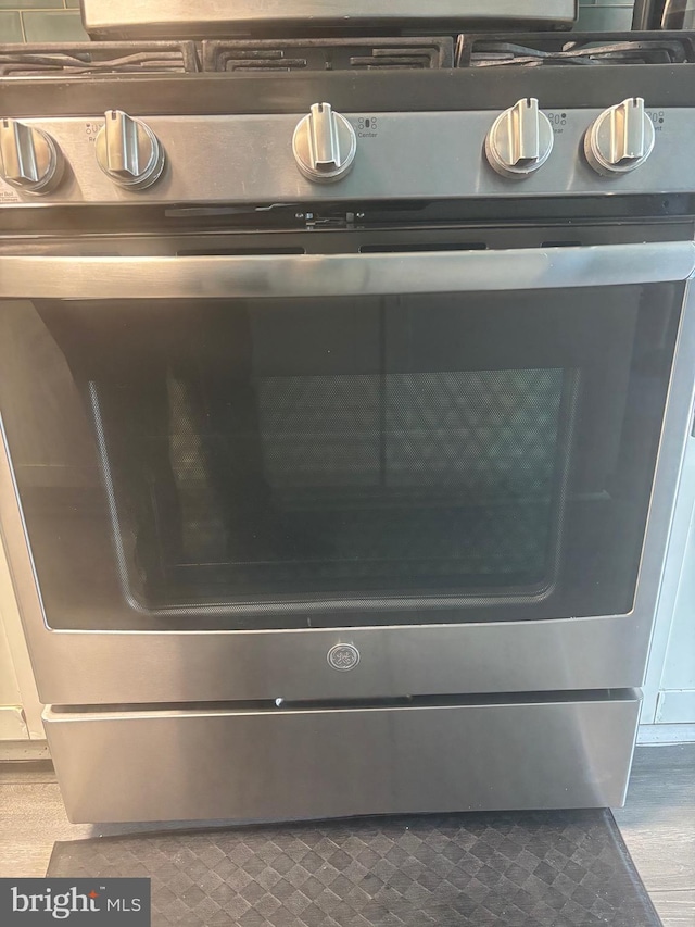 1852 Village Green Dr Unit E-122, Landover, MD 20785 - details with gas stove