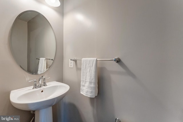 bathroom featuring a sink