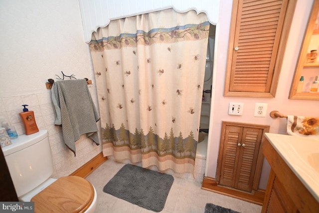 bathroom with vanity, toilet, and a shower with curtain