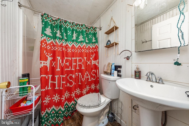 full bath with wood finished floors, toilet, a textured ceiling, and a shower with shower curtain