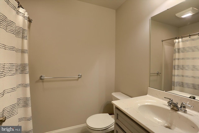 full bathroom featuring vanity, baseboards, toilet, and a shower with curtain