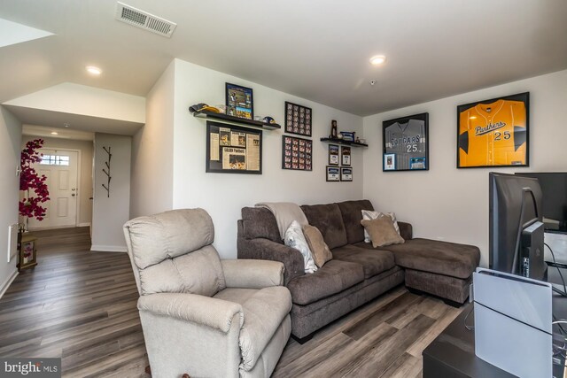 living room featuring recessed lighting, baseboards, visible vents, and wood finished floors