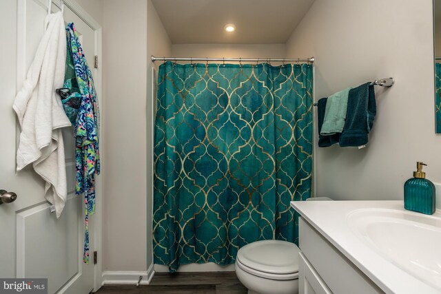 full bath featuring vanity, wood finished floors, toilet, a shower with shower curtain, and recessed lighting